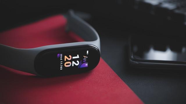 In-Depth Comparison of Leading Fitness Trackers for Calorie Management